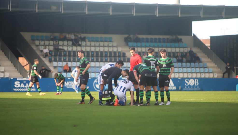 Un jugador de la Gimnástica siendo atendido en el partido ante el Rayo Cantabria