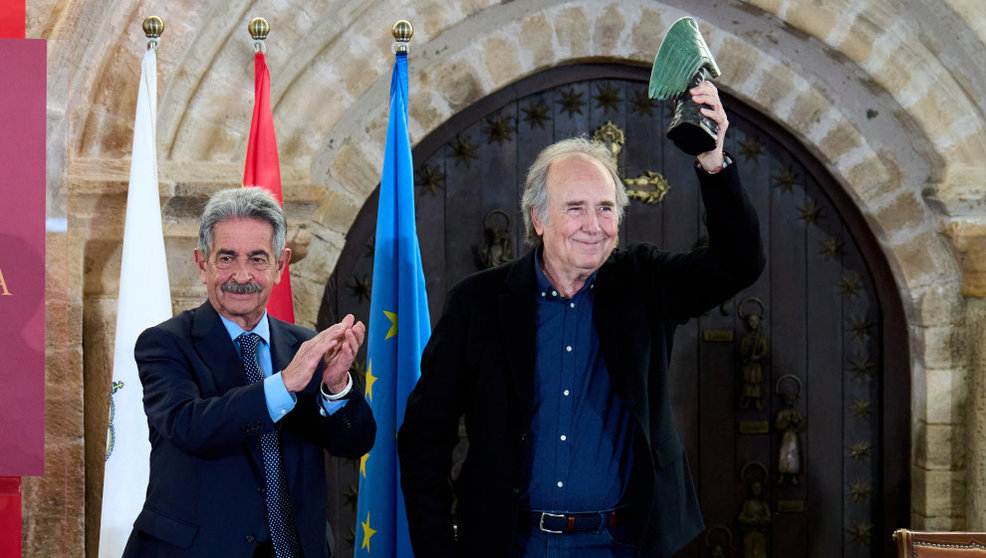 El presidente de Cantabria, Miguel Ángel Revilla (i), entrega el Premio Beato de Liébana al cantautor a Joan Manuel Serrat (d)