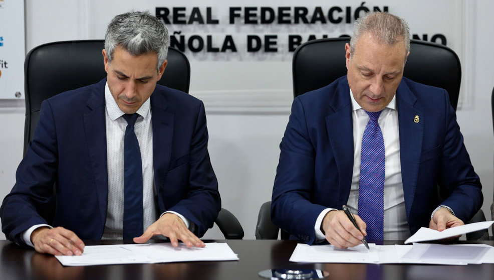 El vicepresidente de Cantabria, Pablo Zuloaga, firma el acuerdo de colaboración con el presidente la Federación Española de Balonmano, Francisco Blázquez