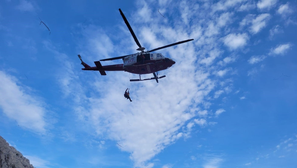 El helicóptero acude a Arredondo tras fallecer una mujer al precipitarse desde una altura de 50 metros