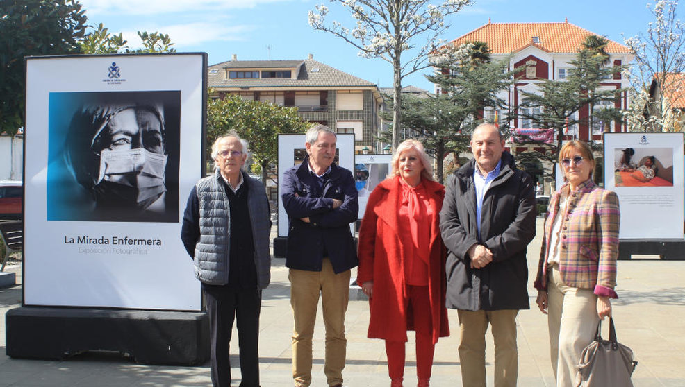 Inauguración de la exposición 'Miradas enfermeras de la pandemia' en Suances