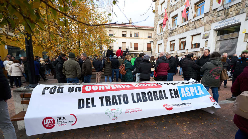 Un cartel de 'Por un convenio digno y por la mejora del trato laboral en Aspla' durante una manifestación