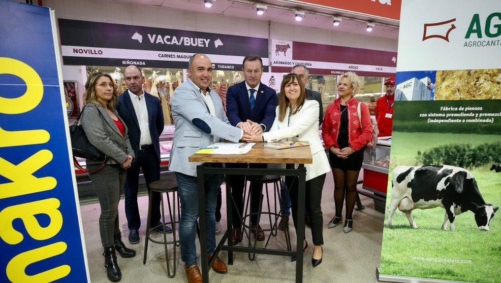 Firma del convenio de colaboración de MAKRO y AgroCantabra para la distribución en exclusiva de productos pertenecientes a la Indicación Geográfica Protegida (IGP) de Cantabria. 