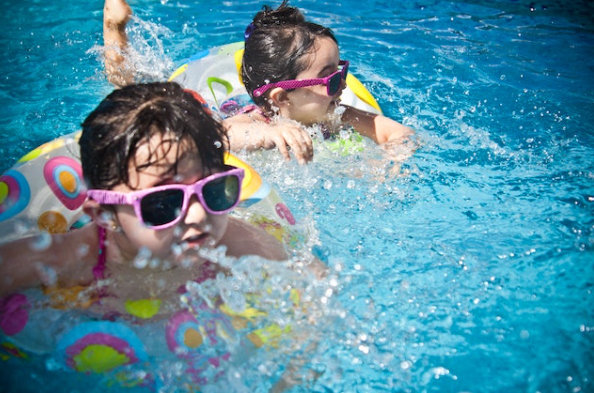 Niños en una piscina