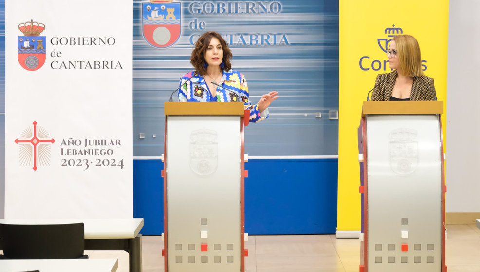 La consejera de Economía y Hacienda, Ana Belén Álvarez, y la directora de Relaciones Institucionales de Correos, Nuria Lera, informan sobre un nuevo método de pago de tributos autonómicos
