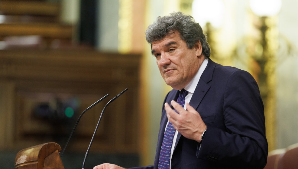 El ministro de Inclusión, Seguridad Social y Migraciones, José Luis Escrivá, interviene durante una sesión plenaria en el Congreso de los Diputados