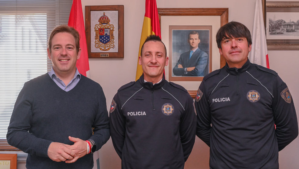  El alcalde, Pablo Diestro (izda); el nuevo agente, Pablo Ruiz (centro); y el jefe de la Policía Local, David Cuesta