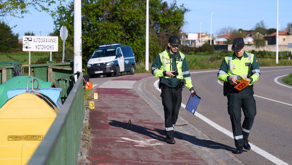 Efectivos de la Guardia Civil inspeccionan el lugar del triple atropello mortal de Suesa
