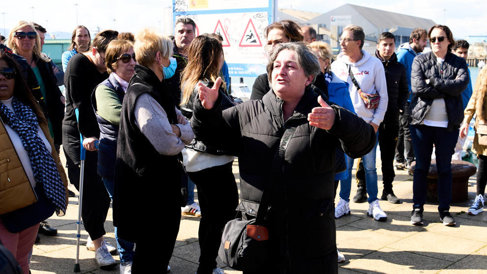 La familiar de uno de los fallecidos protesta durante un minuto de silencio por las víctimas del naufragio del Vilaboa Uno, en el Barrio Pesquero