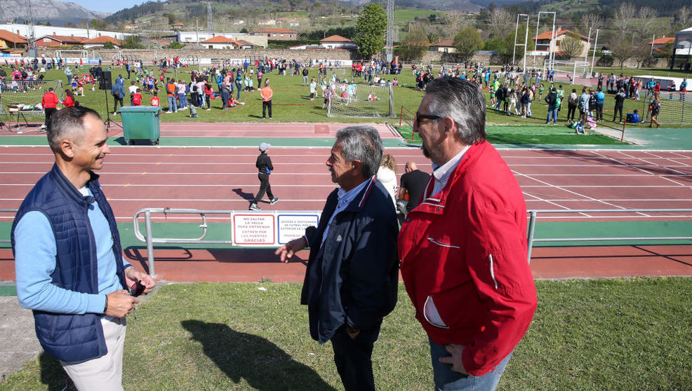 El presidente de Cantabria, Miguel Ángel Revilla, da la bienvenida a los participantes del Torneo Nacional de Balonmano de Los Corrales de Buelna