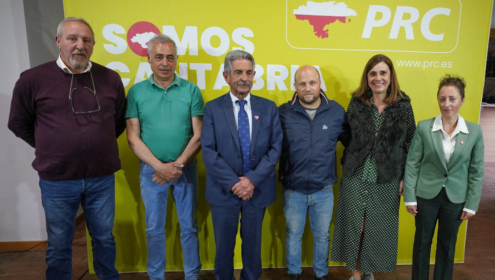 El presidente regional y candidato del PRC, Miguel Ángel Revilla, con los cuatro alcaldes de Arenas de Iguña