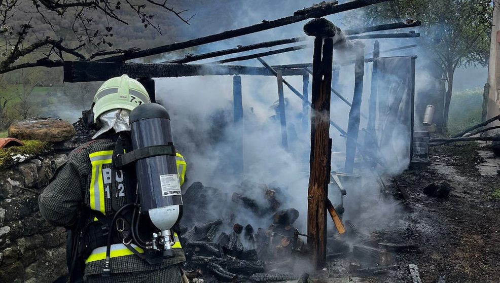 Un incendio calcina una casa prefabricada en Campoo de Suso sin daños personales