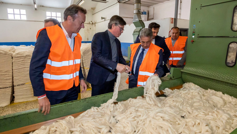 El presidente de Cantabria, Miguel Ángel Revilla, y el consejero de Medio Ambiente, Guillermo Blanco, visitan la Textil Santanderina junto a su presidente