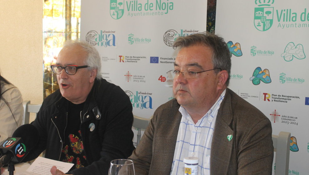 El chef y escritor Xabier Gutiérrez, y el alcalde de Noja, Miguel Ángel Ruiz Lavín, en el inicio de las Jornadas 'Noja en su Tinta'