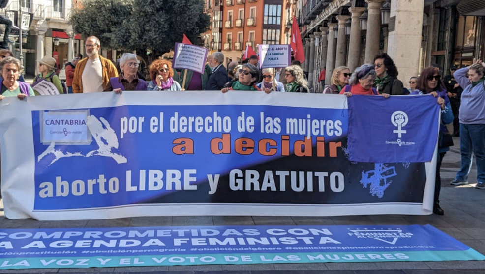 Miembros de la Comisión 8M acuden a la manifestación de Valladolid