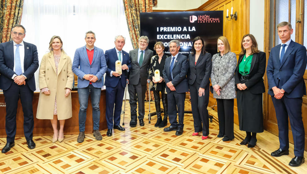 El presidente de Cantabria, Miguel Ángel Revilla, entre otras autoridades, asiste a la entrega de los Premios a la Excelencia Profesional que concede la Unión Profesional de Cantabria