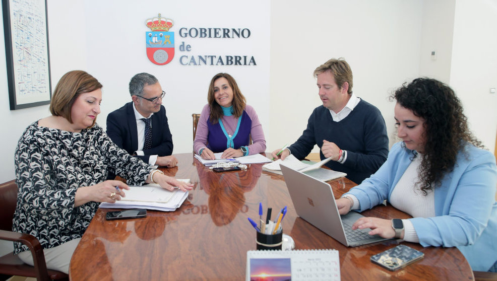 La consejera de Presidencia, Paula Fernández, se reúne con representantes de la Federación de Municipios de Cantabria (FMC) para abordar las obligaciones de los ayuntamientos tras la transposición de la Directiva europea para la lucha contra la corrupción