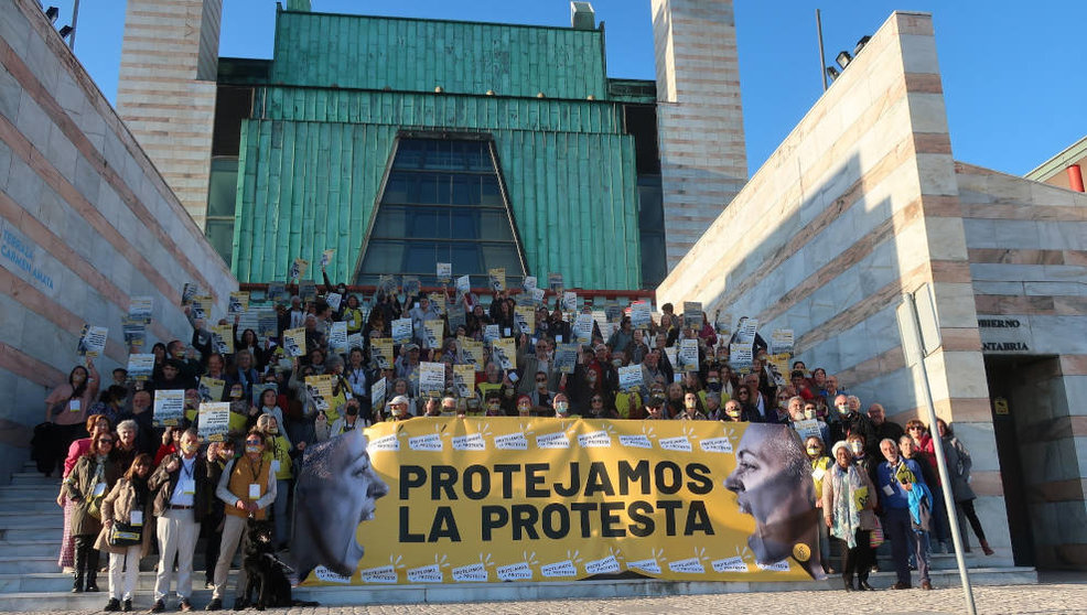 Activistas y simpatizantes de Amnistía Internacional se manifiestan en Santander por el derecho a la libertad de expresión