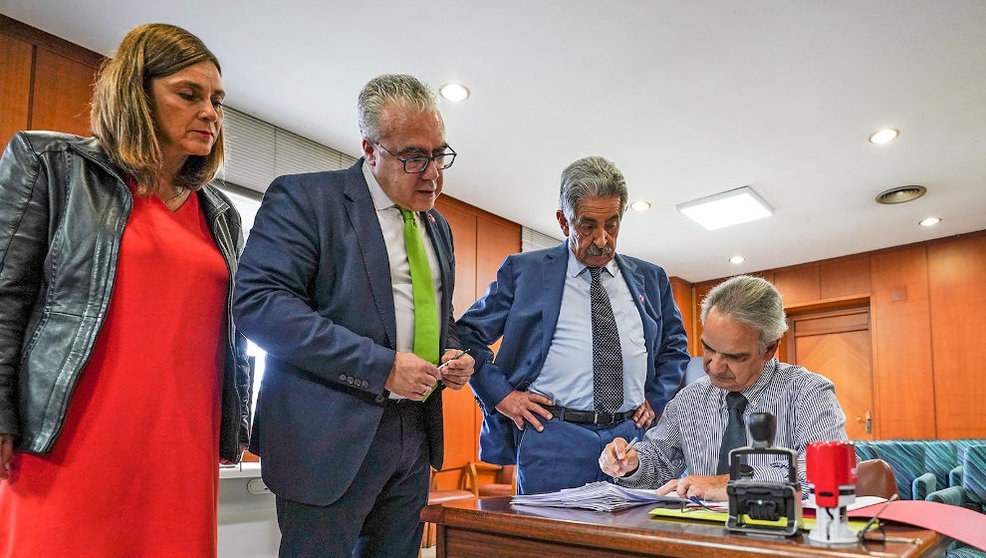 El secretario general del PRC, Miguel Ángel Revilla, registra la candidatura autonómica de su partido en la Junta Electoral acompañado de Paula Fernández y Pedro Hernando