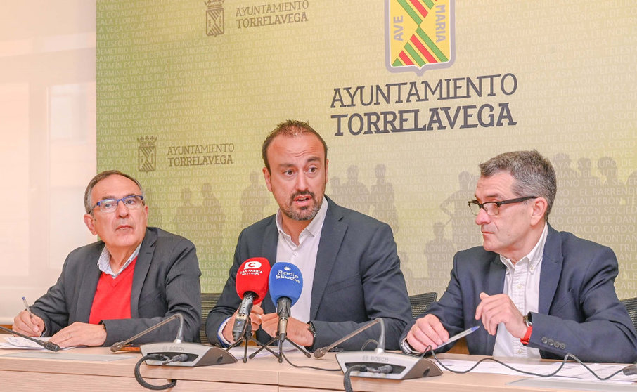El alcalde, Javier López Estrada, presenta los presupuestos junto a los concejales José Manuel Cruz Viadero y Pedro Pérez Noriega