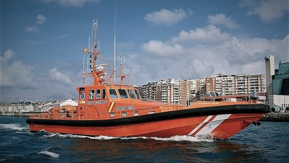 Salvamar Deneb de Salvamento Marítimo, que participa en la búsqueda del tripulante desaparecido