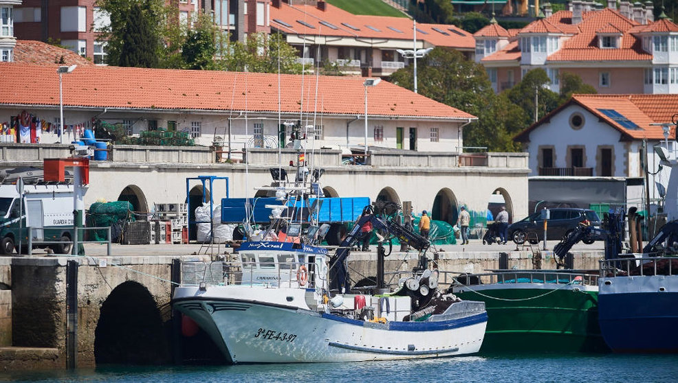 El pesquero 'Novo Xoel' atracado en el puerto de San Vicente de la Barquera tras proeducirse la caía del marinero desaparecido