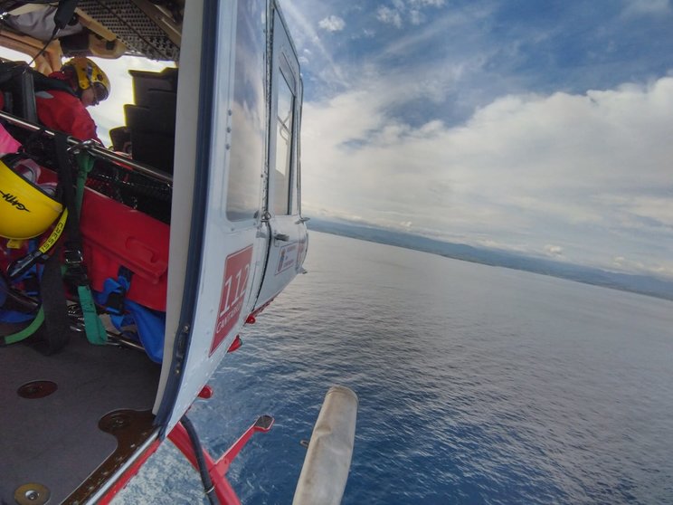 Imagen del helicóptero del Gobierno en la búsqueda por mar y aire del pescador desaparecido