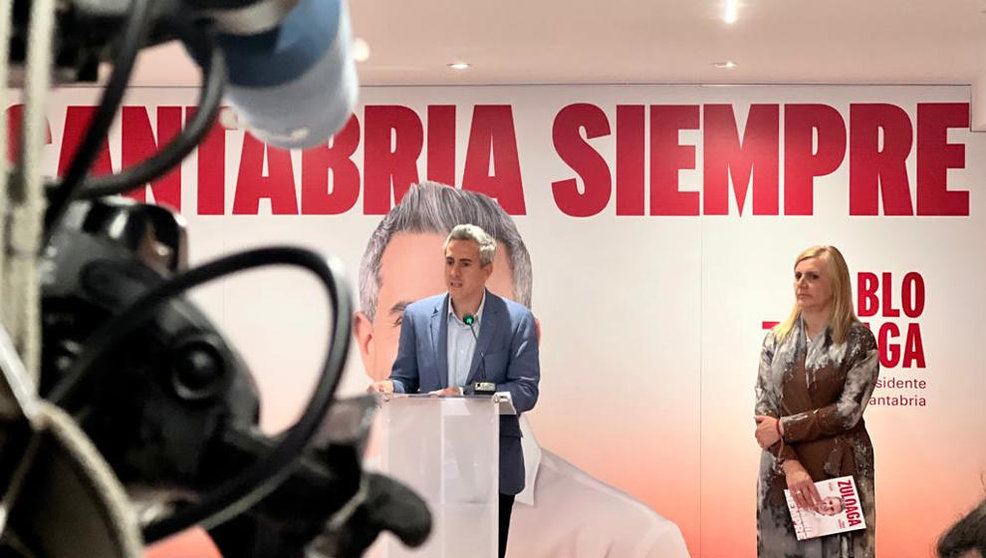 El secretario general del PSOE de Cantabria y candidato autonómico, Pablo Zuloaga  acompañado de Noelia Cobo, la número 2 de la lista