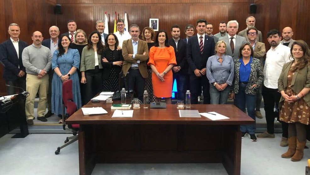Foto de familia de los concejales de Santander en el último pleno del Ayuntamiento