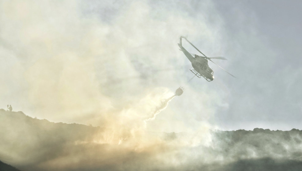 Un helicóptero de las Brigadas de Refuerzo en Incendios Forestales (BRIF) de Cantabria trabaja en las labores de extinción de un incendio forestal