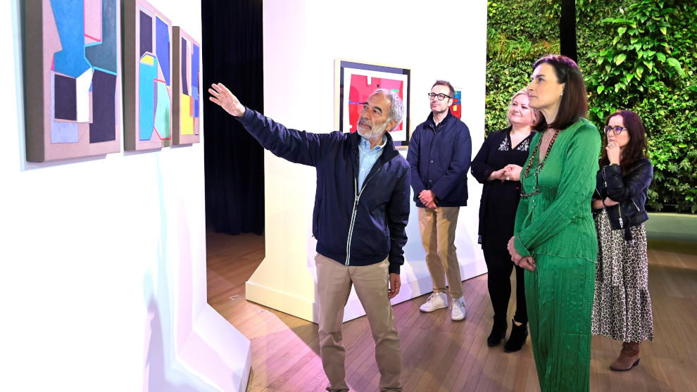 La alcaldesa de Santander, Gema Igual, visita la exposición de Luis Medina en Tabacalera
