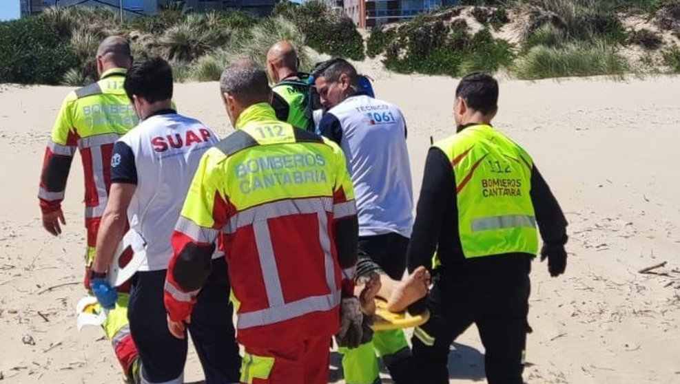 Evacuación del kaisurfista herido en la playa del Puntal de Laredo