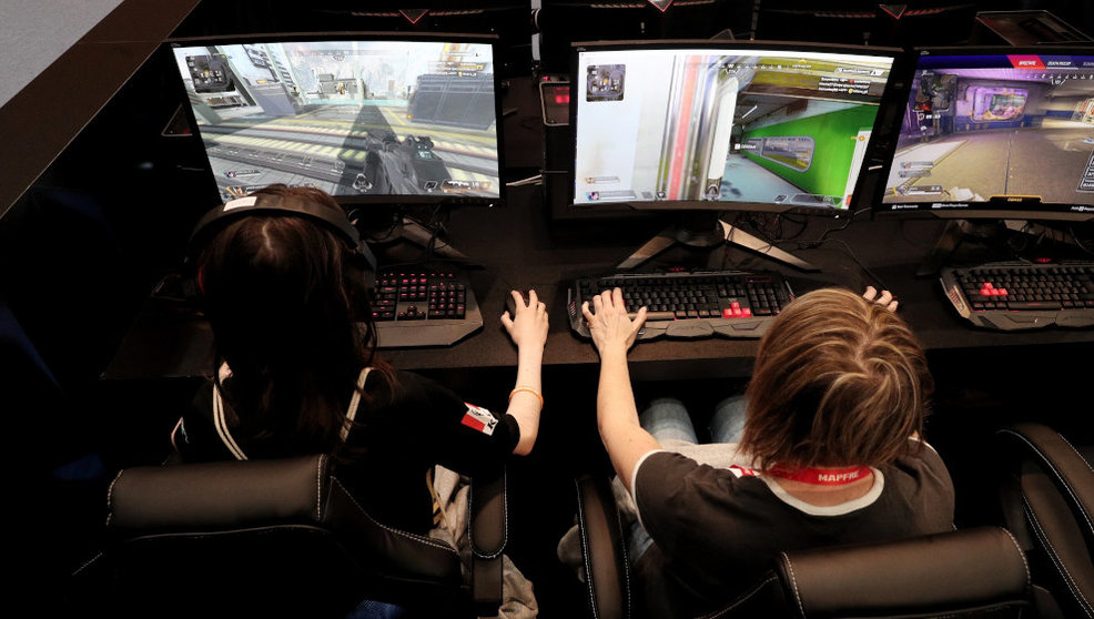Dos jóvenes prueban videojuegos 