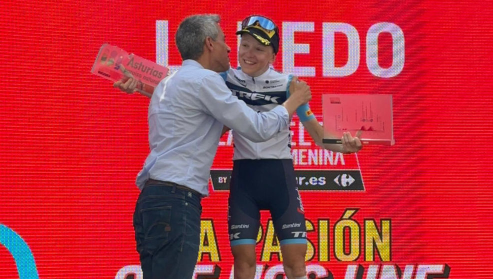 La ganadora de la etapa junto a Pablo Zuloaga | Foto: Pablo Zuloaga