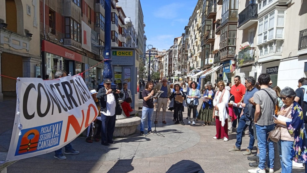 Concentración en la calle de Burgos de Santander convocada por Pasaje Seguro para pedir la retirada inmediata de las concertinas del Puerto