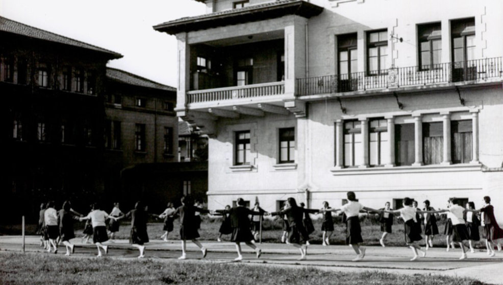 Fotografía de Pablo Hojas, propiedad de la biblioteca, en la que se ve a un grupo de estudiantes de Enfermería jugando en el patio del pabellón 16 