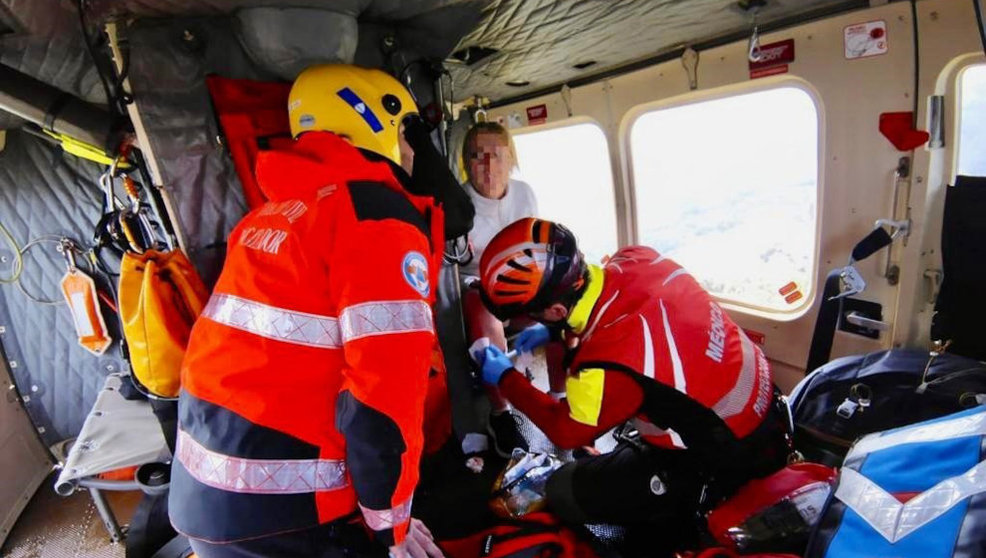 Efectivos del helicóptero medicalizado del Gobierno de Cantabria atienden a la escaladora accidentada