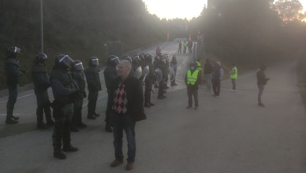 Despliegue policial en el primer día de huelga en la planta de residuos de Meruelo