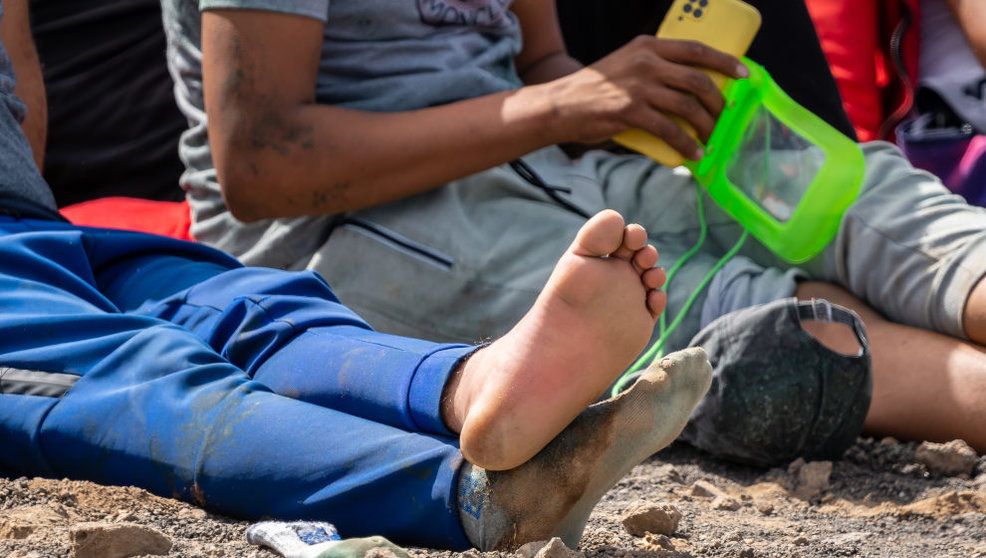 Un migrante descansa en una zona cercana a los Jameos del Agua en la isla de Lanzarote tras ser rescatada su patera