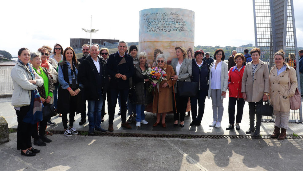 Inauguración del monumento en homenaje a las rederas en San Vicente de la Barquera