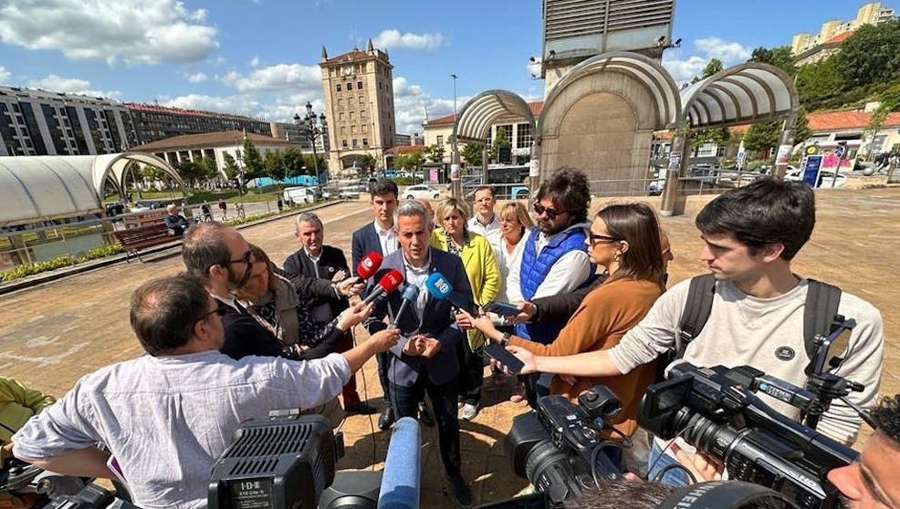 Los candidatos del PSOE a la Presidencia de Cantabria, Pablo Zuloaga, y a la Alcaldía de Santander, Daniel Fernández, atienden a los medios