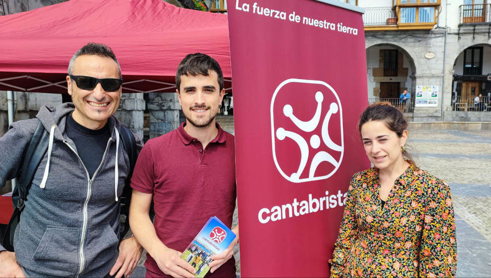 El candidato de Cantabristas al Parlamento de Cantabria, Paulu Lobete, durante el acto en Castro Urdiales