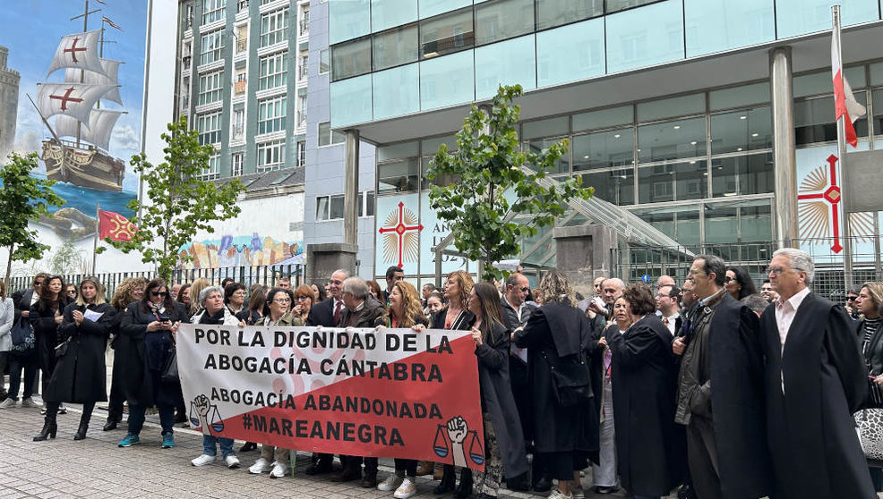 Concentración de abogados y procuradores del turno de oficio frente a la sede del Gobierno de Cantabria