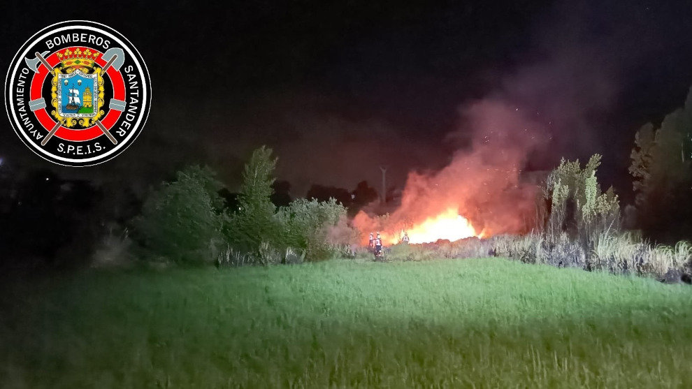 Extinción de un incendio de vegetación cercano a unas viviendas en Heras