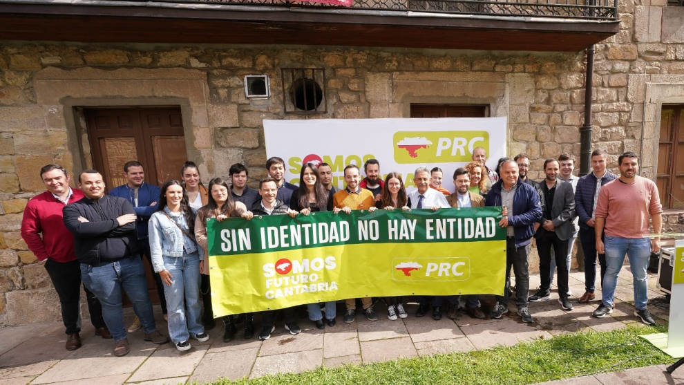 El presidente de Cantabria y candidato a la reelección del PRC, Miguel Ángel Revilla, participa en un acto en defensa de la identidad regional junto a Juventudes Regionalistas