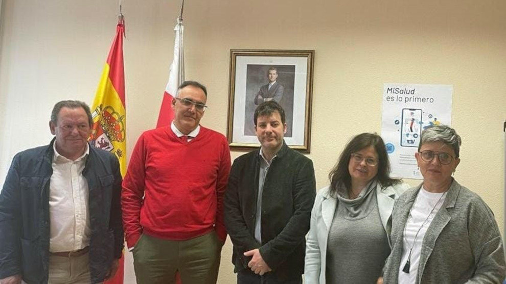 El consejero de Sanidad, Raúl Pesquera, se reúne con representantes de Amara Cantabria (Asociación de padres de niños con cáncer)