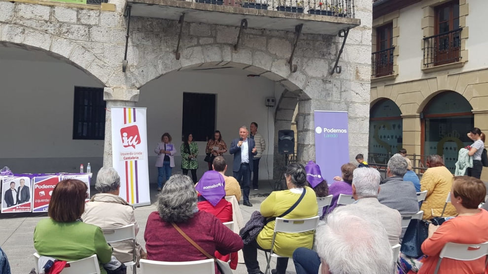 El secretario general del Partido Comunista de España y diputado de Unidas Podemos, Enrique Santiago, participa en un acto en Laredo