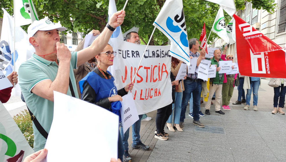 El personal de Justicia de Cantabria se concentra y protesta frente a la Delegación del Gobierno