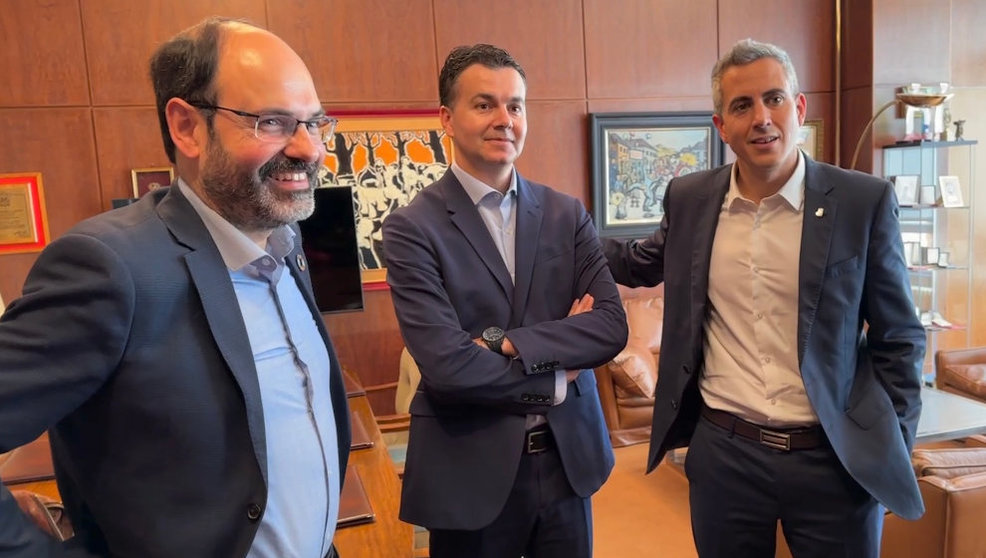 El canidato a la Presidencia de Cantabria, Pablo Zuloaga, y el Ministro de Industria , Héctor Gómez, en el encuentro con empresarios en Torrelavega.