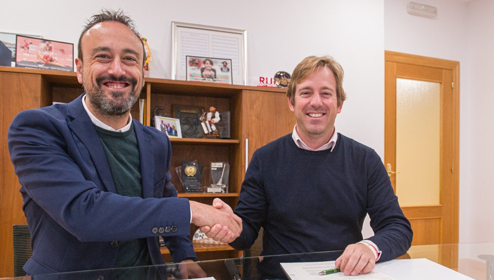 Los alcaldes de Torrelavega y Reocín firman el convenio del Torrebus